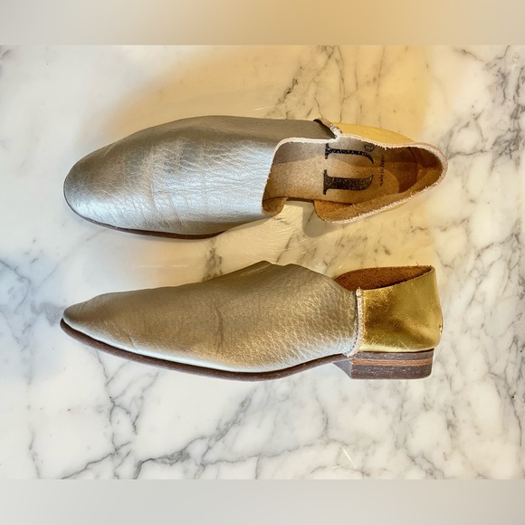 EUC Rare U-Dot Asymmetric Metallic Leather Slip-On Flats 7 Matte & Glossy Gold - Picture 12 of 16